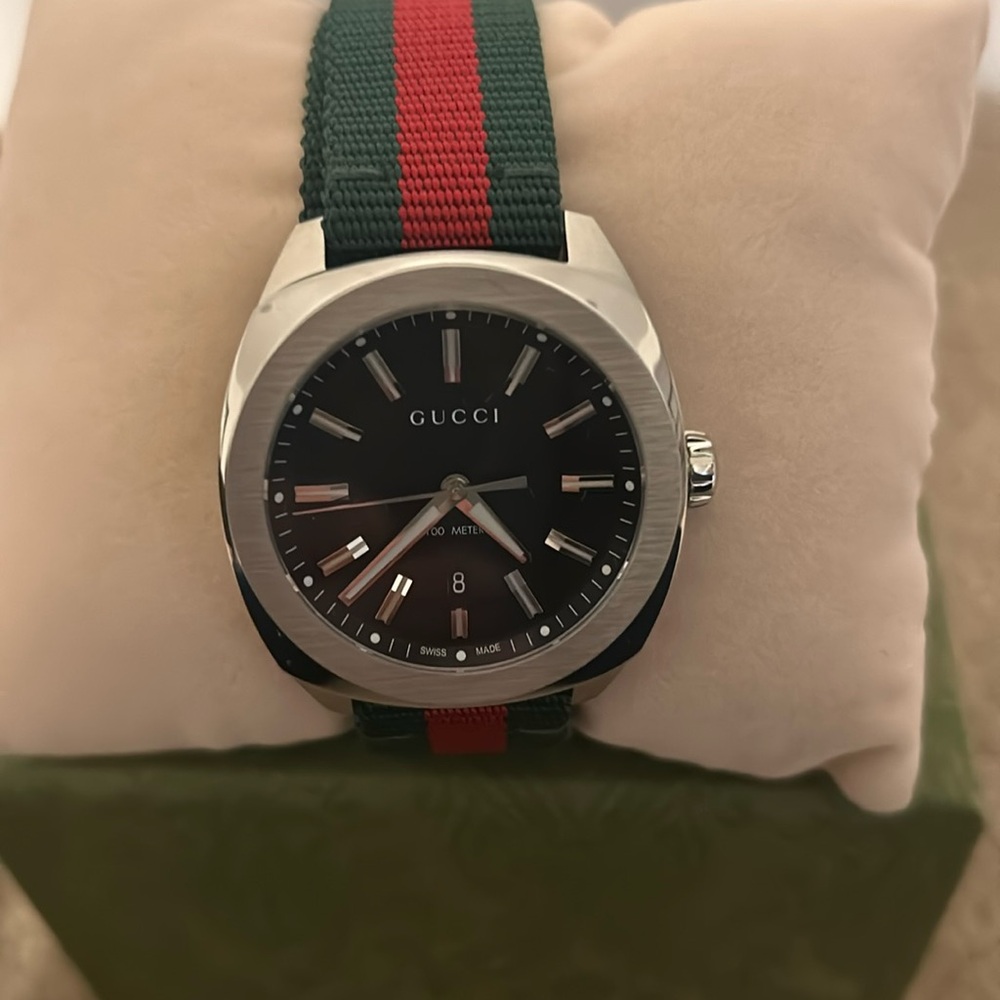 Brand New Authentic Gucci GG2570 41 Black Dial Green/Red Nylon band